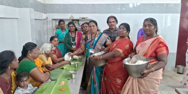 மகளிர் மேம்பாட்டு கழகம் சார்பில் அன்னதானம்