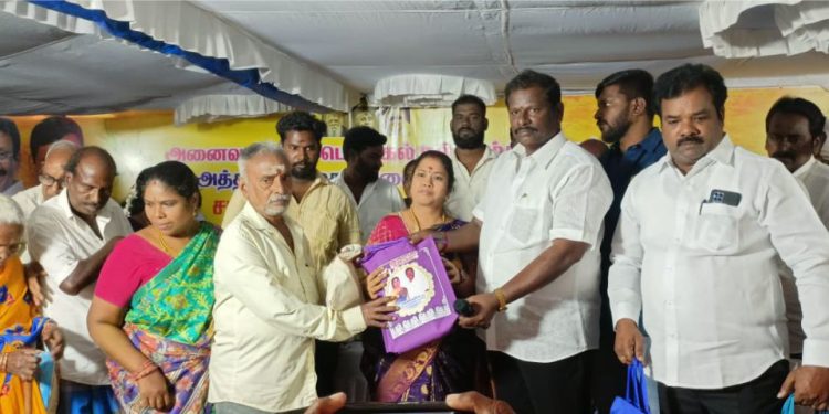 குடும்ப அட்டைதாரர்களுக்கு பொங்கல் நலத்திட்ட உதவிகள்