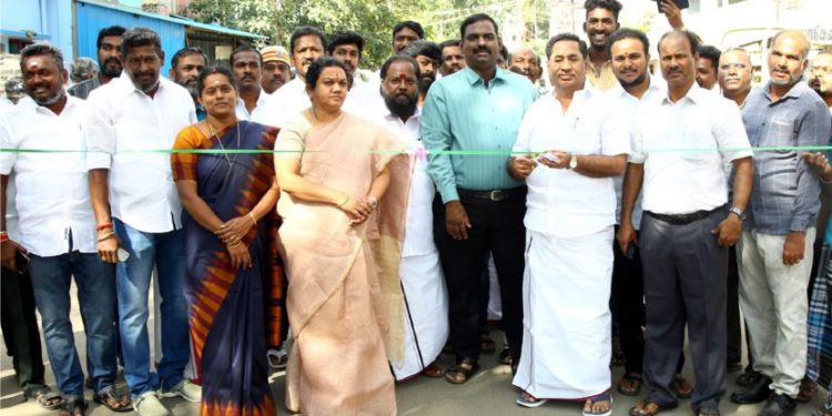 புதிய தார் சாலை திறந்து வைத்த ஆணையாளர்