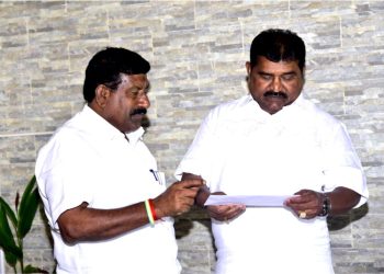 நூலக திறப்பு விழா அழைப்பிதழை வழங்கிய சட்டமன்ற உறுப்பினர்