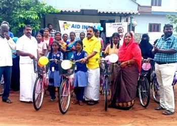 கிராமப்புற மாணவிகளுக்கு சைக்கிள் வழங்கும் விழா