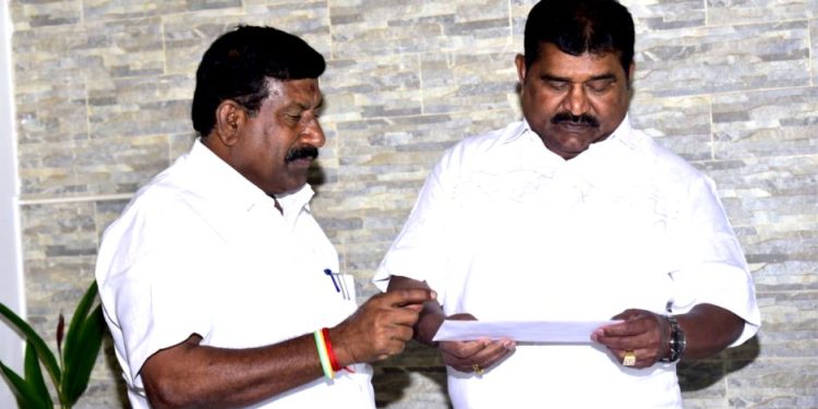நூலக திறப்பு விழா அழைப்பிதழை வழங்கிய சட்டமன்ற உறுப்பினர்