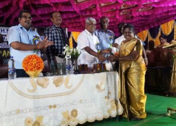 மேல்நிலைப் பள்ளியில் ஆண்டு விழா