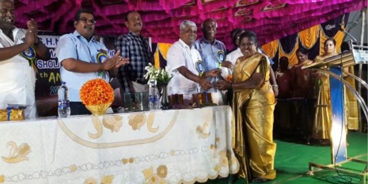 மேல்நிலைப் பள்ளியில் ஆண்டு விழா