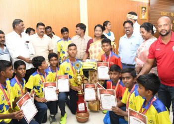 மாணவர்களுக்கு வாழ்த்து தெரிவித்த ஆட்சியர்