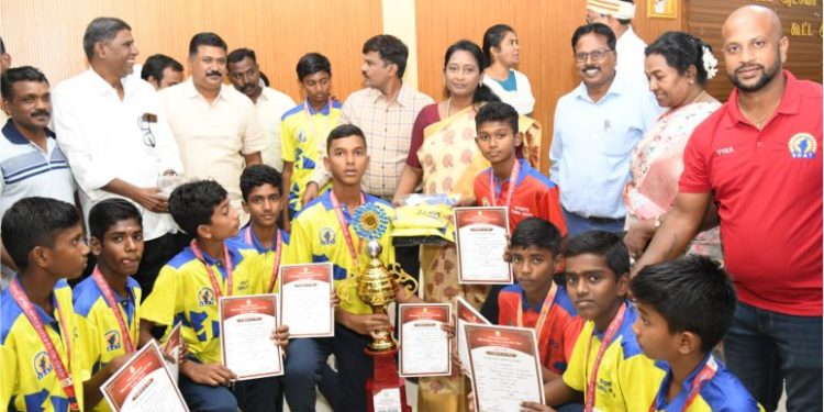 மாணவர்களுக்கு வாழ்த்து தெரிவித்த ஆட்சியர்