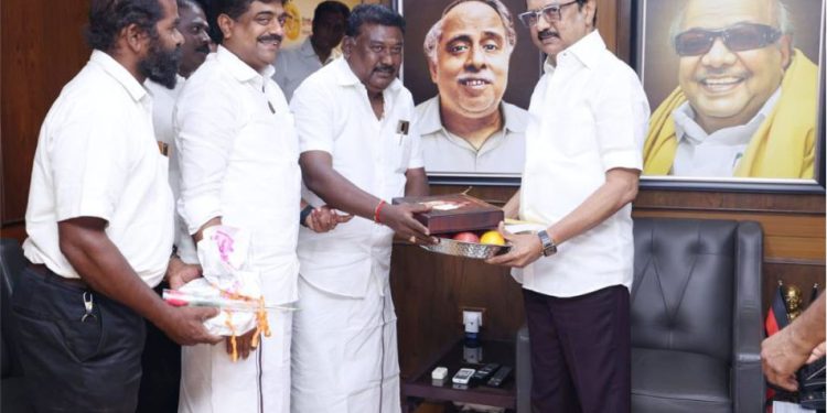 முதல்வரை சந்தித்த கமுதி வடக்கு ஒன்றியச் செயலாளர்