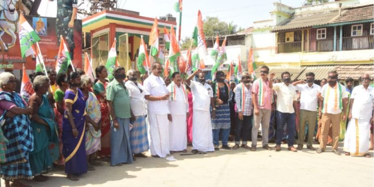 காங்கிரஸ் கட்சியினர் நூதன போராட்டம்