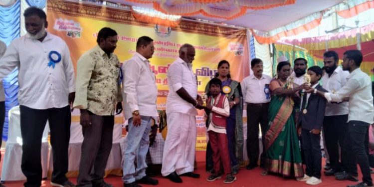 நடுநிலைப் பள்ளியில் ஆண்டு விழா