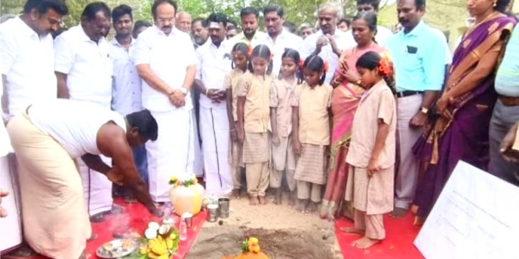 புதிய ஆய்வக கட்டிட பணியினை தொடங்கி வைத்த அமைச்சர்