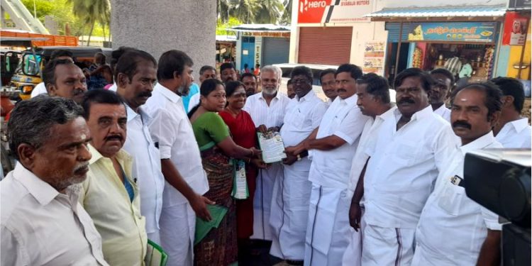 அதிமுக சார்பில் துண்டு பிரசுரம் வழங்கும் நிகழ்ச்சி