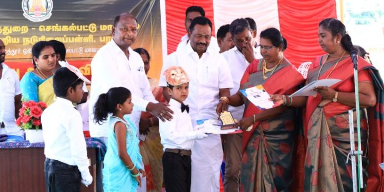 நடுநிலைப் பள்ளியில் 70 ஆம் ஆண்டு விழா