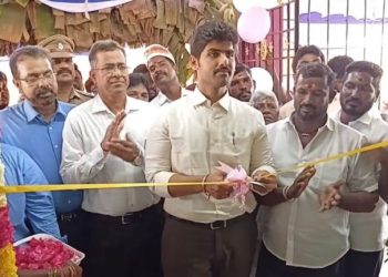 மாற்றுத்திறனாளிகளுக்கு மின்சார வண்டி வழங்கிய ஆட்சியர்