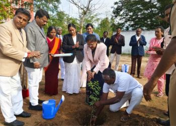 முதன்மை நீதிபதி தலைமையில் மரக்கன்றுகள் நடும் விழா