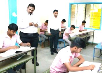 பொதுத் தேர்வு மையத்தை பார்வையிட்ட ஆட்சியர்