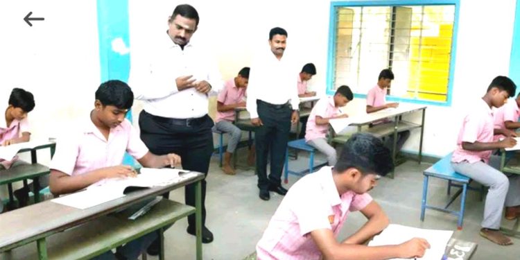 பொதுத் தேர்வு மையத்தை பார்வையிட்ட ஆட்சியர்