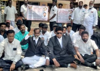 கோட்டாட்சியர் அலுவலகம் முன்பு வழக்கறிஞர்கள் ஆர்ப்பாட்டம்