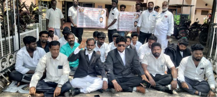 கோட்டாட்சியர் அலுவலகம் முன்பு வழக்கறிஞர்கள் ஆர்ப்பாட்டம்