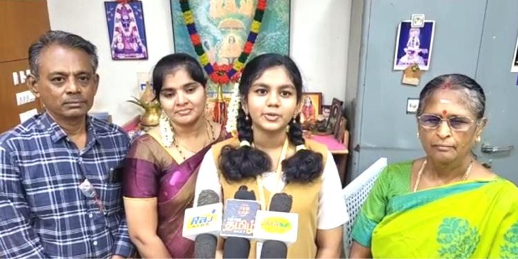 பொதுத் தேர்வில் பள்ளி மாணவி சாதனை