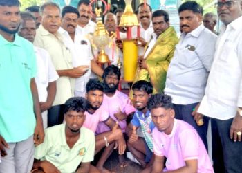 கபடி போட்டியில் வெற்றி பெற்ற அணிக்கு பாராட்டு