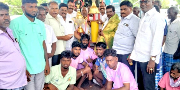 கபடி போட்டியில் வெற்றி பெற்ற அணிக்கு பாராட்டு