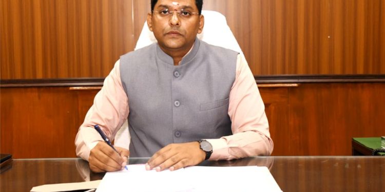 புதிய மாவட்ட ஆட்சியர் பொறுப்பேற்பு