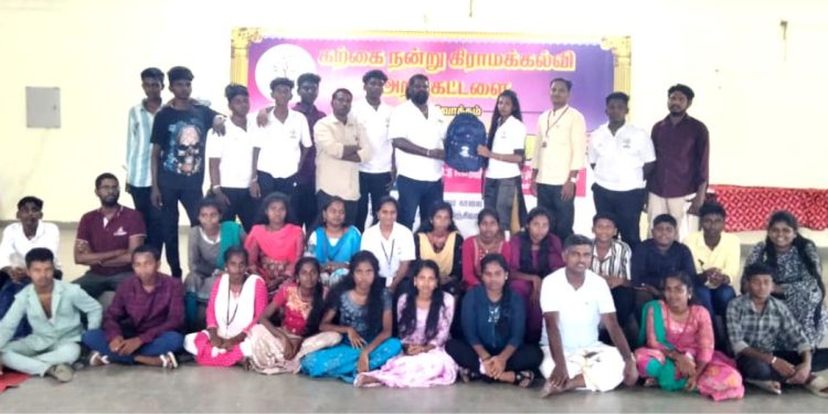 மாணவர்களுக்கு கல்வி உதவித் தொகை வழங்கும் நிகழ்ச்சி