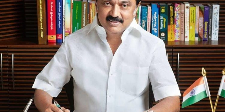 அதிகாரிகளுக்கு பாராட்டு தெரிவித்த தமிழக முதல்வர்