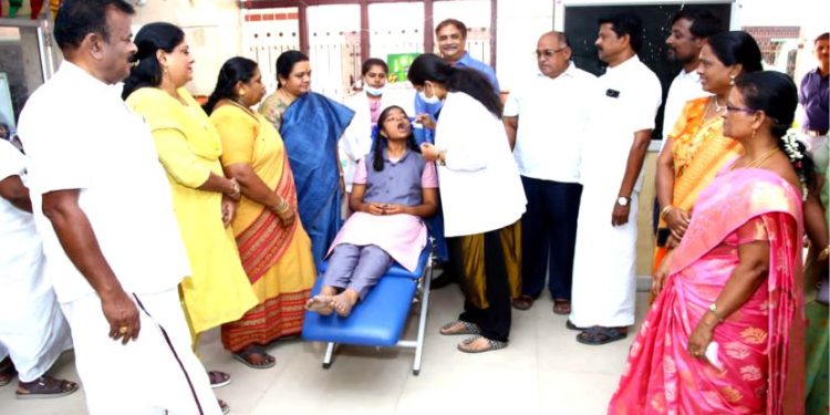 மாணவ, மாணவிகளுக்கு பல் மருத்துவ பரிசோதனை  முகாம்