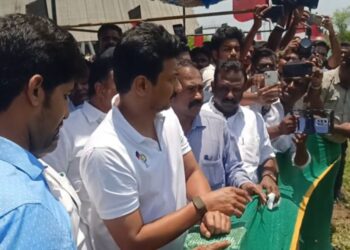 ஆற்றில் தூர் வாரும் பணிகளை ஆய்வு செய்த துணை முதலமைச்சர்