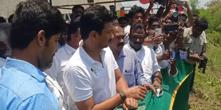 ஆற்றில் தூர் வாரும் பணிகளை ஆய்வு செய்த துணை முதலமைச்சர்