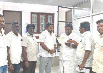 அமைச்சரிடம் மனு அளித்த மீஞ்சூர் மக்கள்