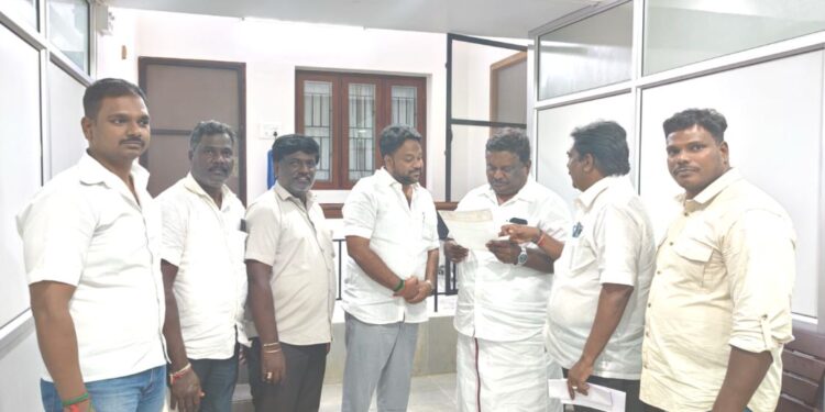 அமைச்சரிடம் மனு அளித்த மீஞ்சூர் மக்கள்