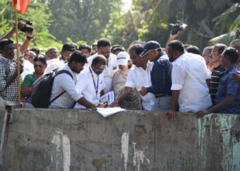 கால்வாய் தூர்வாரும் பணிகளை பார்வையிட்ட அமைச்சர்