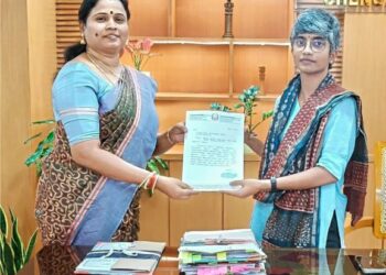 செங்கல்பட்டு மாவட்ட ஆட்சியரிடம் மனு அளித்த எம்.எல்.ஏ