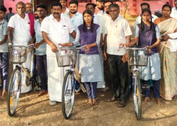 மாணவர்களுக்கு மிதிவண்டிகளை வழங்கிய எம்.எல்.ஏ