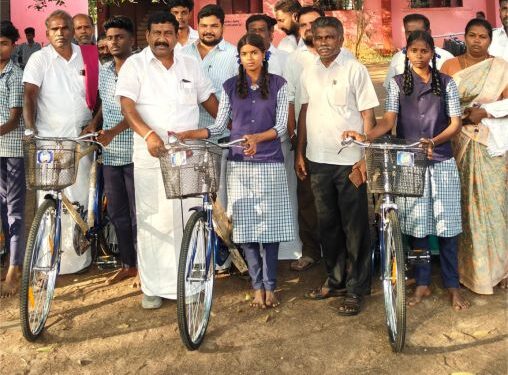 மாணவர்களுக்கு மிதிவண்டிகளை வழங்கிய எம்.எல்.ஏ