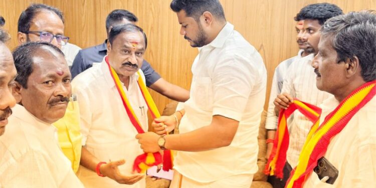 தவெகவில் இணைந்த அதிமுக முன்னாள் ஒன்றிய செயலாளர்