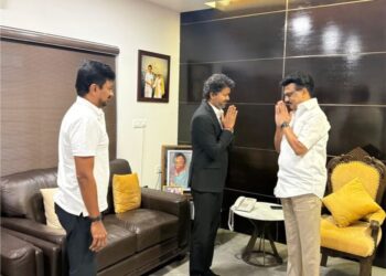 முன்னாள் முதல்வர் மு.க.ஸ்டாலினை சந்தித்த முதலமைச்சர் விஜய்