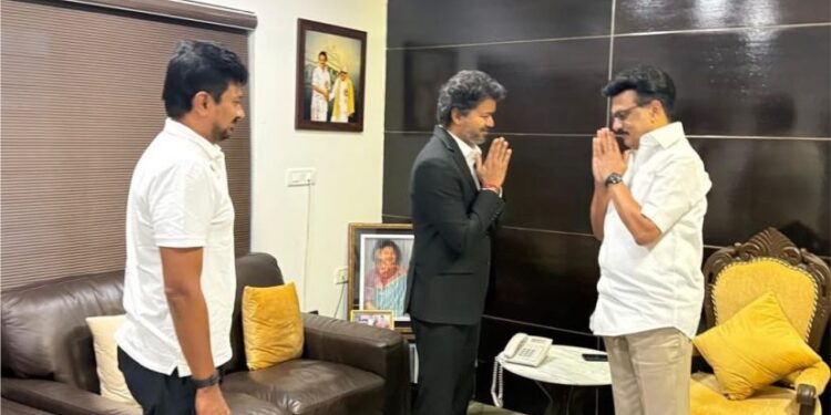 முன்னாள் முதல்வர் மு.க.ஸ்டாலினை சந்தித்த முதலமைச்சர் விஜய்