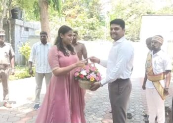 தேனி மாவட்டத்திற்கு வருகை தந்த அமைச்சர் கீர்த்தனாவுக்கு ஆட்சியர் வரவேற்பு
