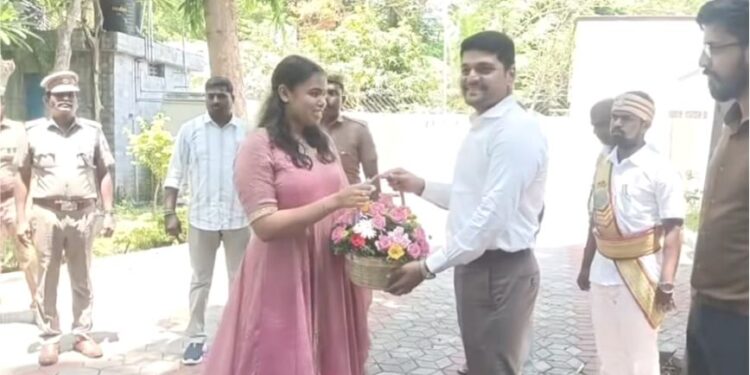 தேனி மாவட்டத்திற்கு வருகை தந்த அமைச்சர் கீர்த்தனாவுக்கு ஆட்சியர் வரவேற்பு