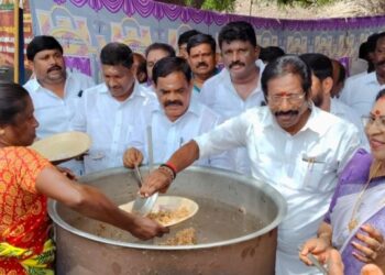 முதலமைச்சர் பிறந்தநாளை முன்னிட்டு காரைக்குடியில் அன்னதானம்