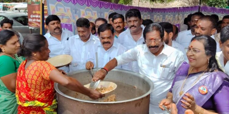 முதலமைச்சர் பிறந்தநாளை முன்னிட்டு காரைக்குடியில் அன்னதானம்