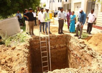 மதுரையில் பாதாள சாக்கடைப் பணிகளை குறித்து ஆணையாளர் ஆய்வு