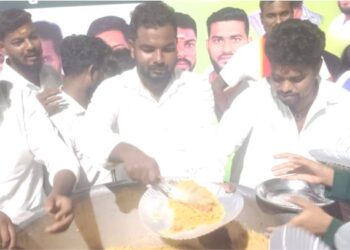 விஜய் பிறந்தநாளை முன்னிட்டு திம்மாவரத்தில் அன்னதானம்