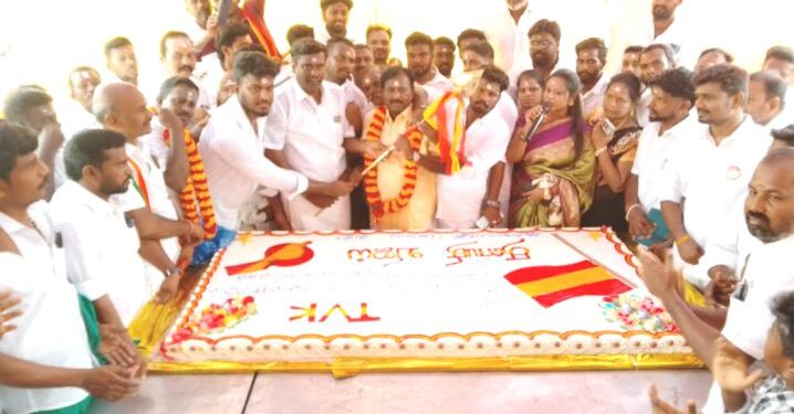 அலங்காநல்லூரில் முதலமைச்சர் பிறந்தநாள் கொண்டாட்டம்