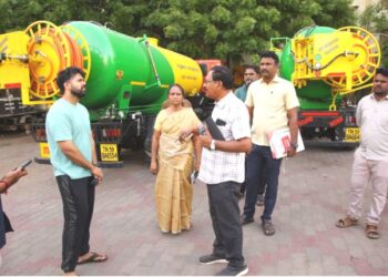 மாநகராட்சியில் வாகன பணிமனையை ஆய்வு செய்த ஆணையாளர்